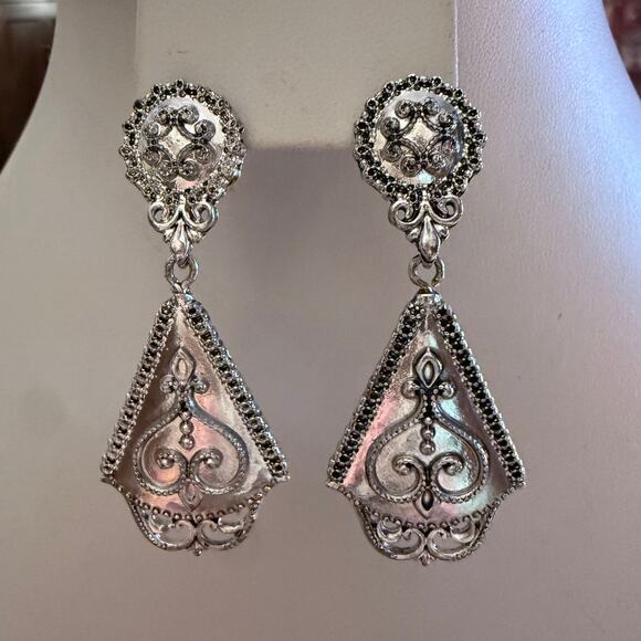 Vintage Pair of Avon Silver Tone Drop Earrings - Picture 15 of 15